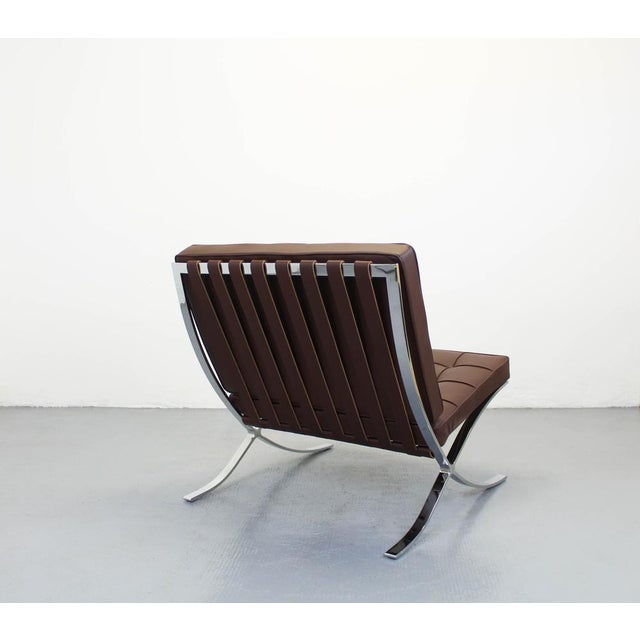 Mid-Century Modern Barcelona Chair in Brown Leather by Ludwig Mies Van Der Rohe for Knoll International For Sale - Image 3 of 11
