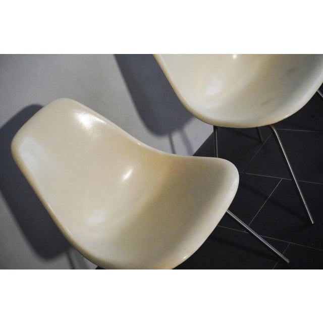 1960s Vintage Cream Fiberglass Chairs by Charles & Ray Eames for Herman Miller, 1950s, Set of 2 For Sale - Image 5 of 18