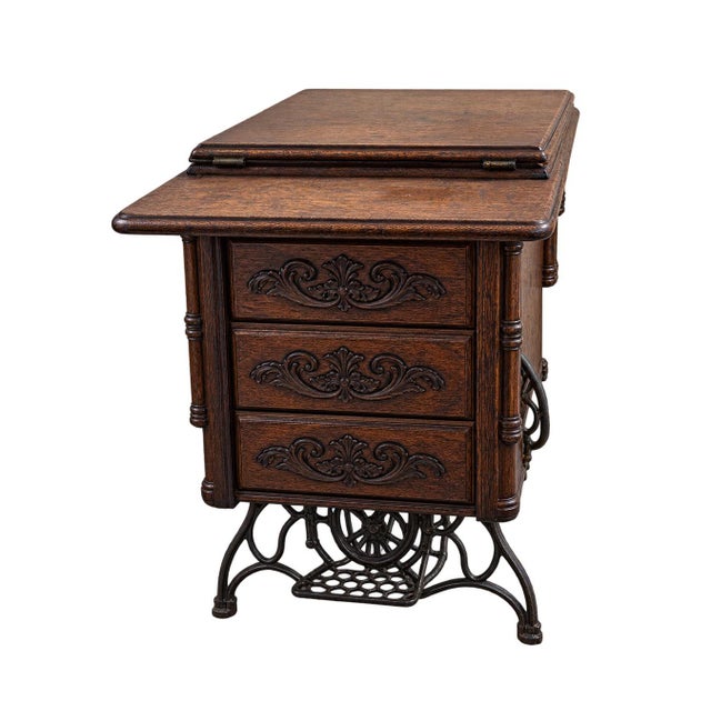 The family Grandparent Singer Sewing Machine from the early 1900's... Was original working machine.. Needs restoration....