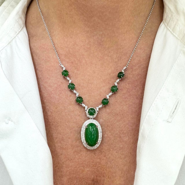 Early 21st Century 18k White Gold 14.00ct Green Burmese Jadeite Jade Diamond Pendant Necklace For Sale - Image 5 of 8