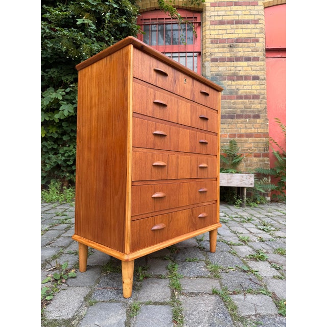 A classic example of Danish craftsmanship and timeless elegance: This teak chest of drawers from the 1960s brings the...