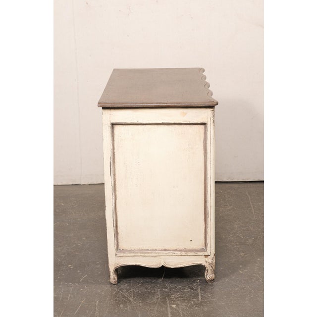 18th C. French Serpentine Commode in Cream For Sale - Image 4 of 12