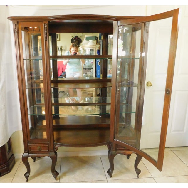 Early 20th Century Antique Solid Mahogany Bow Front Mirrored Back China Display Cabinet For Sale - Image 5 of 12
