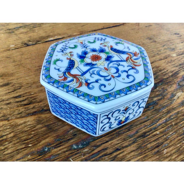 Tiffany and Co. Vintage Hexgonal Blue and White Lidded Box and Matching Catch-All Dish by Takahashi San Francisco, Fantasy Collection- 2 Pieces For Sale - Image 4 of 12