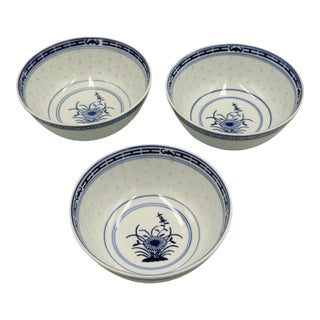 1970s Tienshan Chinese Rice Grain Coupe Soup Bowls Blue & White Chrysanthemum 3pc Set For Sale