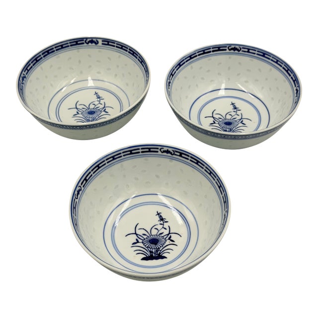 1970s Tienshan Chinese Rice Grain Coupe Soup Bowls Blue & White Chrysanthemum 3pc Set For Sale