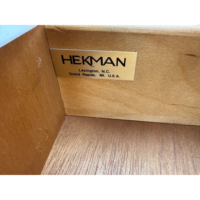 Pair of L Hekman Copley Place Georgian Chippendale Style Inlaid Mahogany Chest of Drawers / Nightstands For Sale - Image 18 of 18
