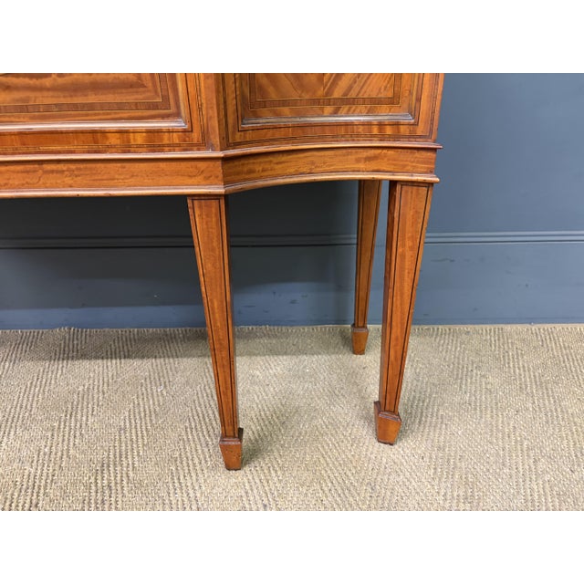 1900 - 1909 Inlaid Satinwood Display Cabinet from Maple & Co., 1900s For Sale - Image 5 of 18