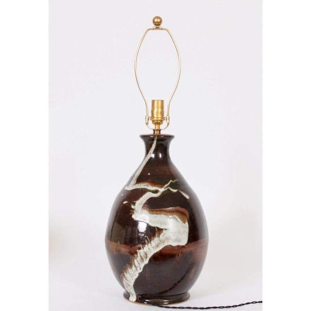 1970s Cocoa & White Brushstroke Art Pottery Table Lamp For Sale - Image 4 of 10