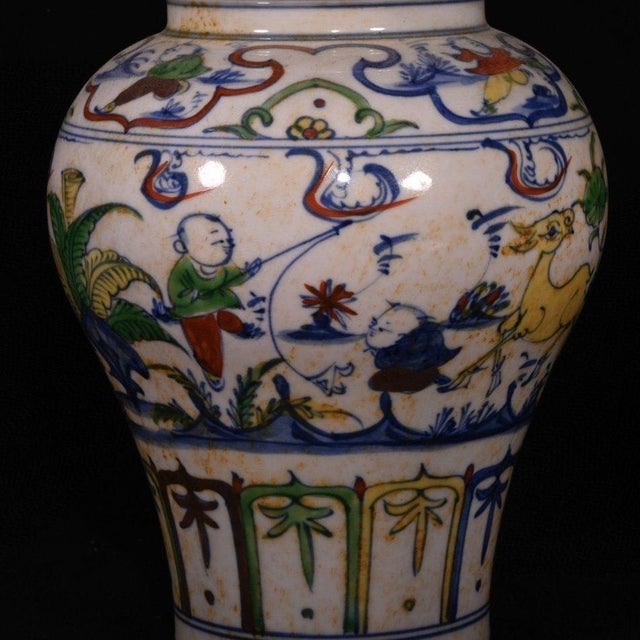 Early 20th Century Pair of Chinese Wucai Lidded Ginger Jars, Figural Children and Deer Scene, Chinoiserie Ceramic Jar Set For Sale - Image 5 of 9