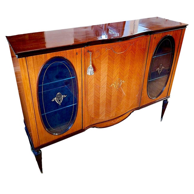 Beautiful Italian Midcentury sideboard/bar cabinet attributed to Paolo Buffa. Two end cabinets with two glass shelves....