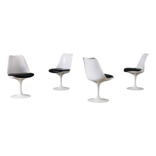Set of 4 Eero Saarinen for Knoll Tulip Chairs in White & Black Leather For Sale