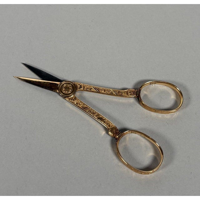 Pair of 18th century sewing scissors in 18k yellow gold (750/1000) For Sale - Image 4 of 7