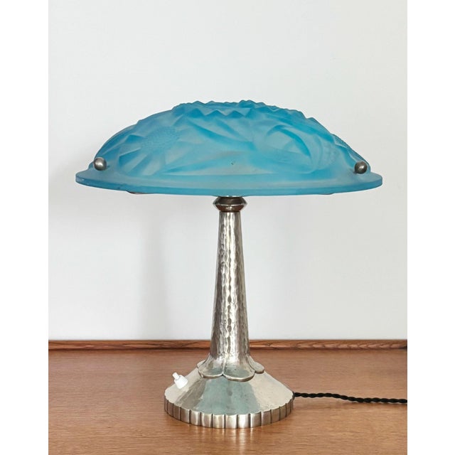 1920s Art Deco Table Lamp with Hammered Metal Base and Glass Shade from Verrerie d'Art Degué, France, 1920s For Sale - Image 5 of 11