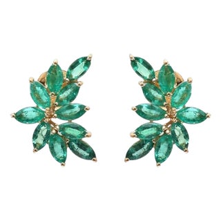 2.50 cts Natural emerald earring in 18k gold For Sale