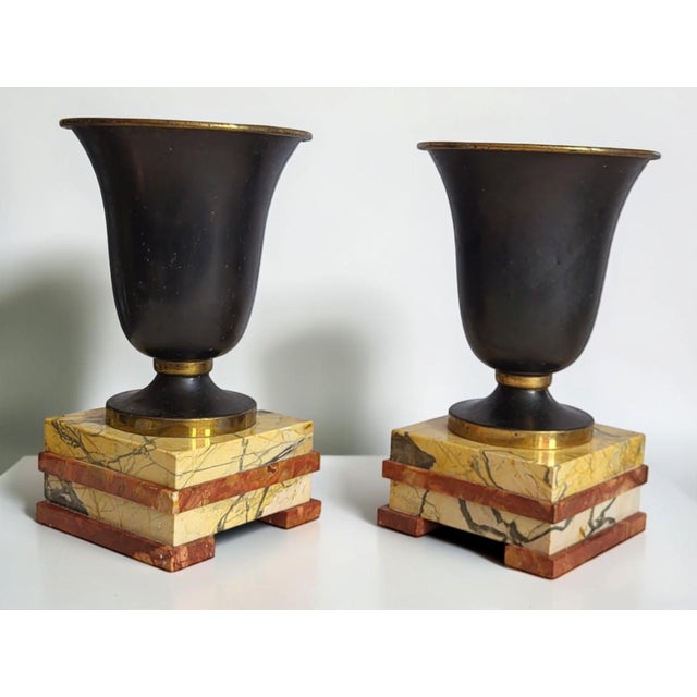 Pair of metal vases on marble bases / Art Deco Height 22.5 cm Width 11.7 cm Depth 11.7 cm Total weight approximately 4.2...