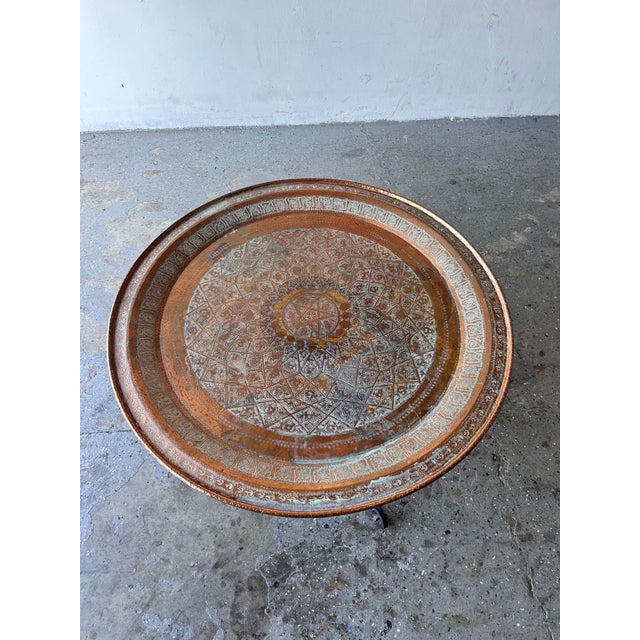 38" Hollywood Regency 1950s Moroccan Hand-Hammered Copper Tray Top Coffee Table With Wrought Iron Base For Sale - Image 16 of 18