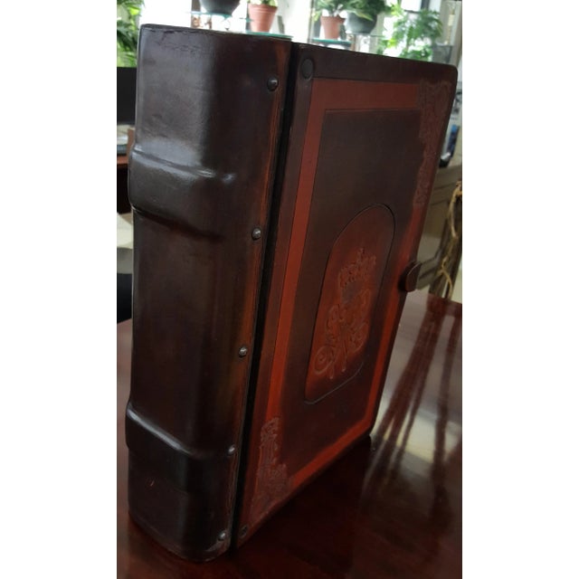 Traditional Leather and Wood Embossed Cigar Box For Sale - Image 4 of 9