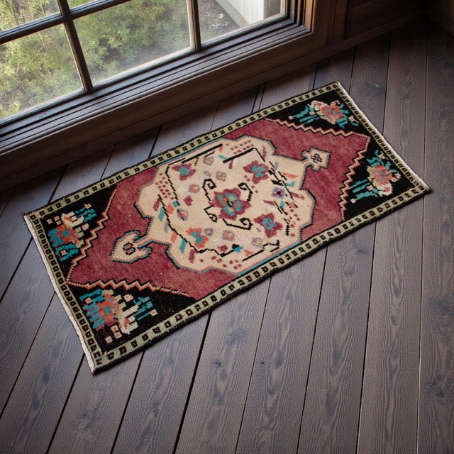 This beautiful hand-knotted vintage Turkish rug brings a touch of authentic Anatolian charm and timeless warmth to any...