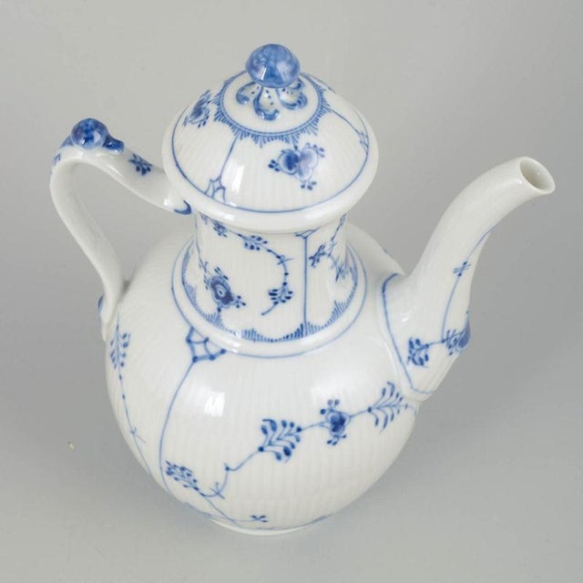 Royal Copenhagen Blue Fluted Plain – Coffee Pot, Model 1/48. Elegant coffee pot in the classic Blue Fluted Plain pattern,...