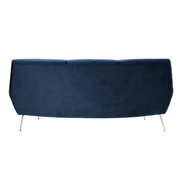 Italian Curved Sofa in Navy Blue Cotton Velvet by Gigi Radice for Minotti, 1950s For Sale - Image 6 of 14