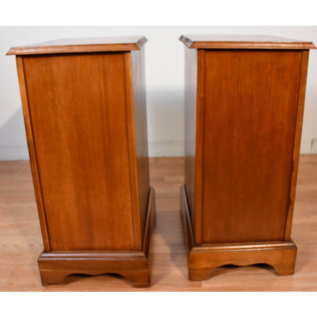 1930s Pair of English Cedar Wood Nightstands Bedside Tables For Sale - Image 15 of 18
