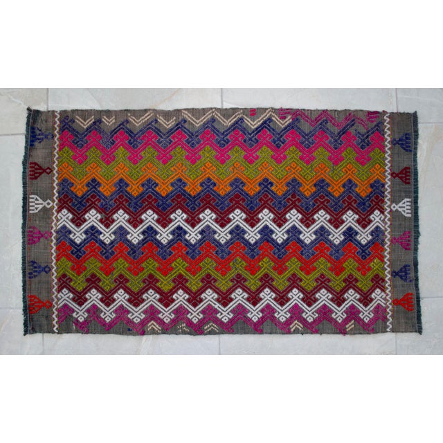 Offered is a hand-woven mini Turkish rug. Material : Wool on cotton. Origin: Aegean Age: About 60-70 years old Weight: ~...