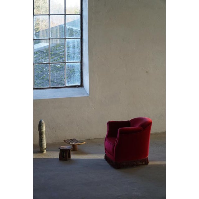 Vintage Danish Curved Lounge Chairs in Deep Red Velvet with Fringes, 1940s, Set of 2 For Sale - Image 4 of 18