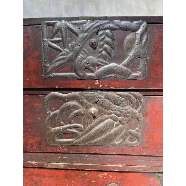 Antique Japanese Isho-Dansu Kimono Storage Box in Urushi Lacquer Finish For Sale - Image 18 of 18