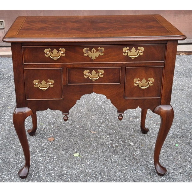 Hekman Furniture Mid 20th Century Hekman Chippendale Style Cross-Banded Mahogany & Satinwood Inlaid Lowboy Commode For Sale - Image 4 of 12