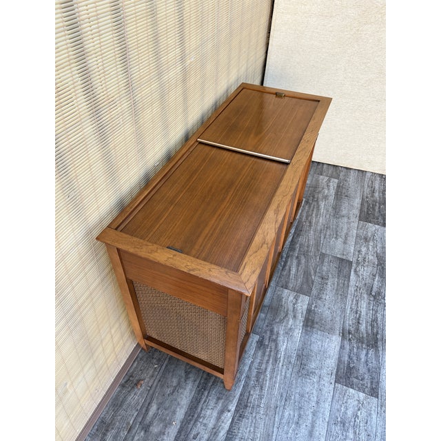 Vintage Mid Century Modern Magnavox Stereo Media Console. Circa 1960s For Sale In Miami - Image 6 of 18