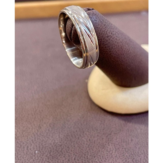 14 Karat White Gold Classic Wide Wedding Band With Design Ring, Unisex Size 10 For Sale - Image 16 of 18