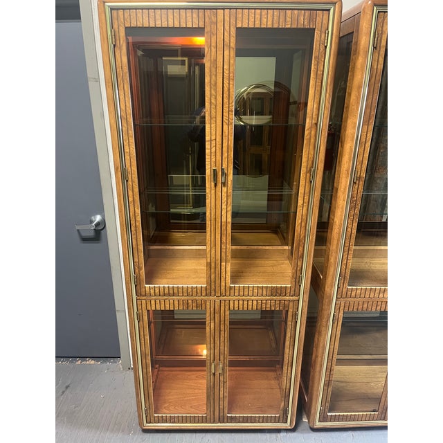 American of Martinsville Burl Curio Cabinets Lighted For Sale In New York - Image 6 of 6