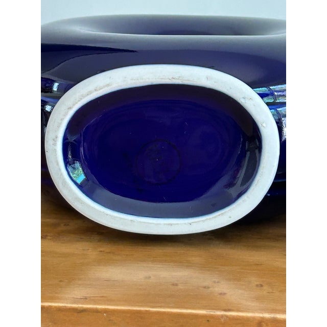 1950’s Hall China Company Made in the Usa Impeccable Iconic Vintage Cobalt Blue Doughnut Novelty Teapot For Sale In Los Angeles - Image 6 of 18