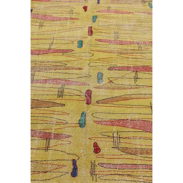 Textile Keivan Woven Arts, Tu-Mtu-136060, Vintage Turkish Mid-Century Modern Rug in Yellow Color and Modern Design For Sale - Image 7 of 11