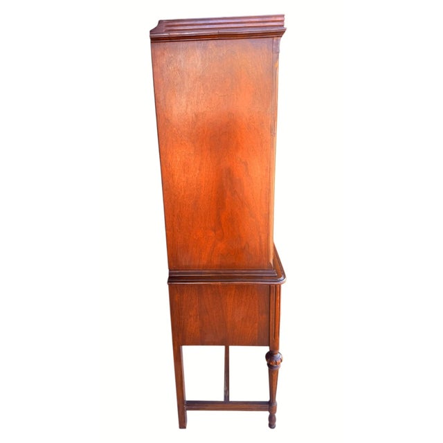 Hepplewhite Antique 1920s Federal Hepplewhite Revival Walnut China Cabinet Display Hutch For Sale - Image 3 of 14