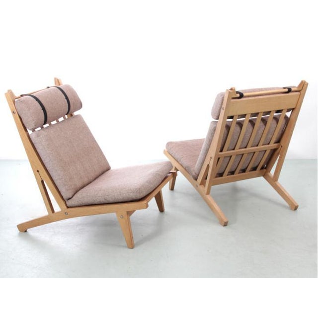Pair of ge 375 scandinavian lounge chairs, with one pair of armrests. Getama edition from the 1970s. The armrests can be...