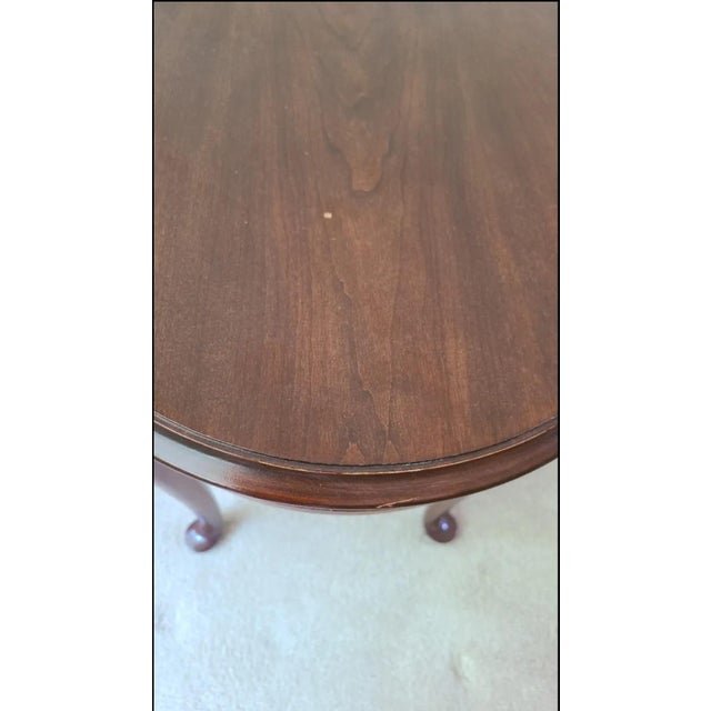 Late 20th Century Drexel Heritage Traditional Cherry Oval Accent Side Table With Queen Anne Legs For Sale - Image 11 of 12