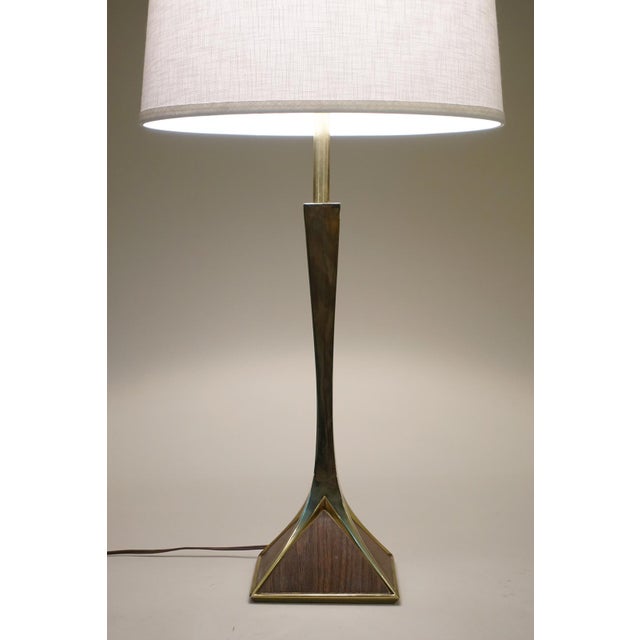 1970s Laurel Mid Century Modern Pyramid Brass Wood Table Lamp Montagna Grillo Tonello Italy High Society For Sale In Los Angeles - Image 6 of 12