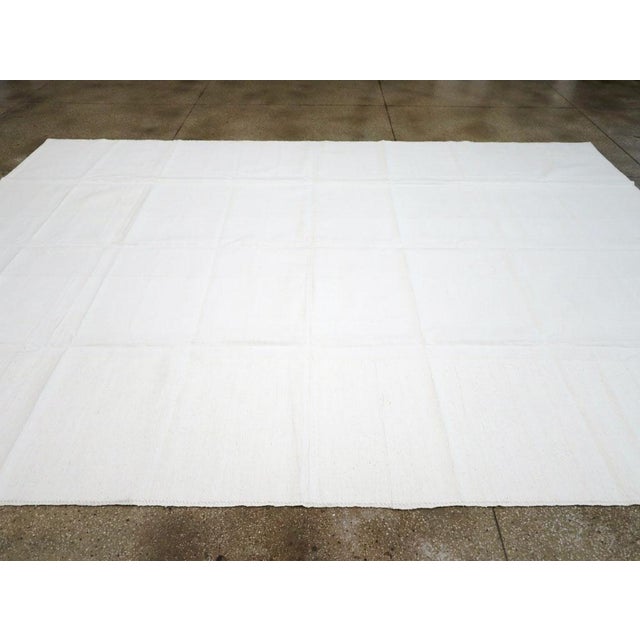 Mid 20th Century Galerie Shabab Collection Mid-20th Century Handmade Turkish Flatweave Kilim Room Size Carpet For Sale - Image 5 of 8