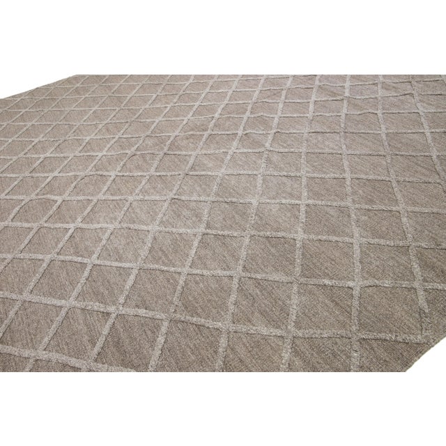2020s High-Low Contemporary Flaweave Kilim Wool Rug With Trellis Design in Brown For Sale - Image 5 of 9