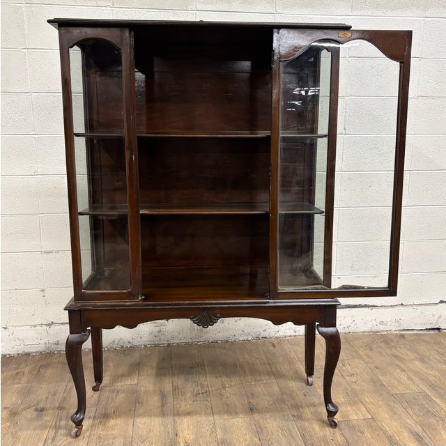 Tomlinson Vintage Tomlinson Chair MFG Co Queen Anne Style Mailbag Curio China Cabinet For Sale - Image 4 of 12