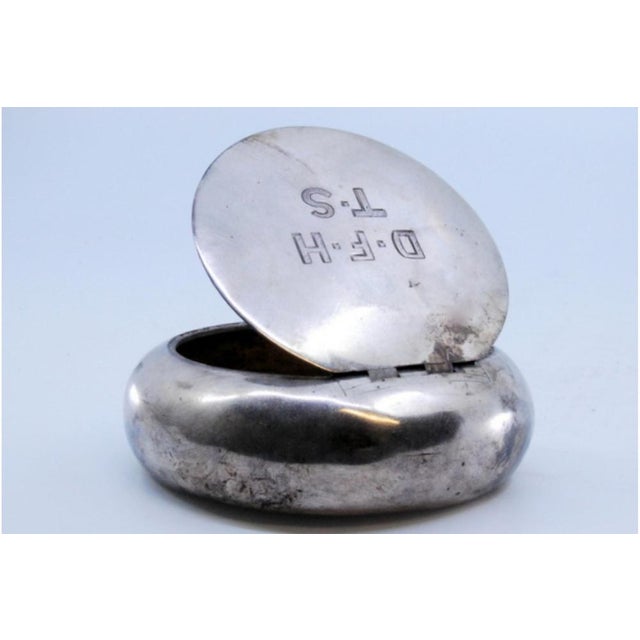 Round Silver Snuff Box with Pressure System on the Hinged Lid For Sale - Image 5 of 10