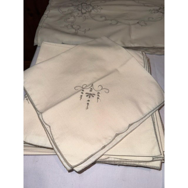 1970s Embroidered Fabric Dinner Napkins (2 Sets of 12 Beige) & 6 White Napkins - 30pcs For Sale - Image 9 of 10