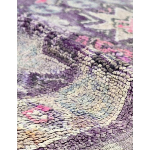 Vintage Moroccan Area Rug – Handwoven Tribal Wool Carpet This vintage Moroccan area rug is a striking example of Berber...