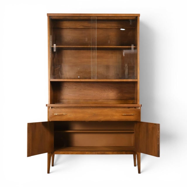 Brown Broyhill Saga Vintage Mid Century Modern Petite China Cabinet C. 1960s For Sale - Image 8 of 16