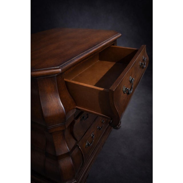 Vintage Pulaski Bombe-Style Accent Chest With Hand-Painted Motif – 3 Drawer Traditional Chest, Curved Case Furniture For Sale - Image 4 of 7