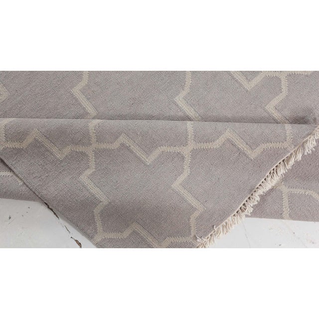 English Doris Leslie Blau Dhurrie Vintage Light Gray - Handmade Carpet For Sale - Image 3 of 8