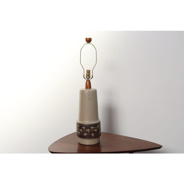 Mid-Century Modern Vintage Gordon and Jane Martz Taupe Ceramic and Walnut Table Lamp With Finial For Sale - Image 3 of 16