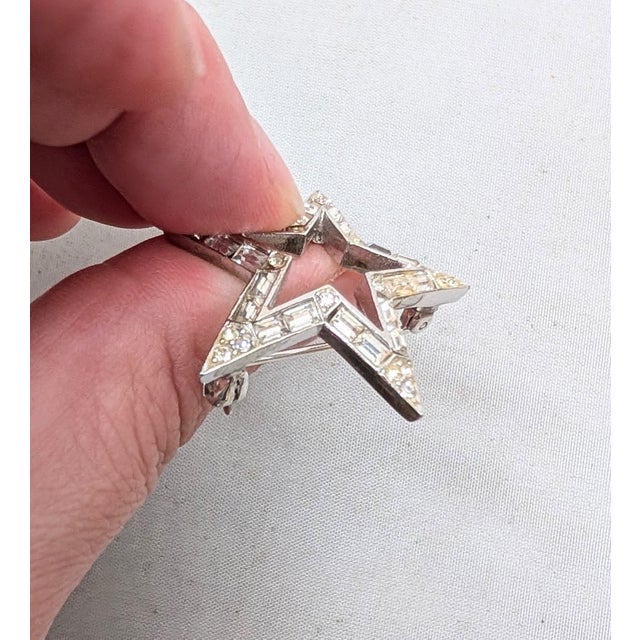 Mid-Century Modern Vintage 1950s Signed Kramer of Ny Rhodium Plated Clear Rhinestone Star Brooch For Sale - Image 3 of 10